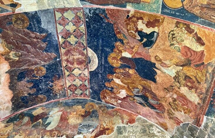 Trabzon Ayasofya Batı Narteks tavanındaki fresklerde İsa’nın beş bin kişiyi ekmek ve balıkla doyurması ile İsa’nın su üzerinde yürümesi mucizeleri birlikte görülüyor; renkli Bizans sahneleri detaylı figürlerle işlenmiş.